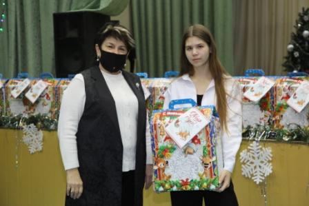 Торжественное вручение новогодних подарков от Губернатора Белгородской области 